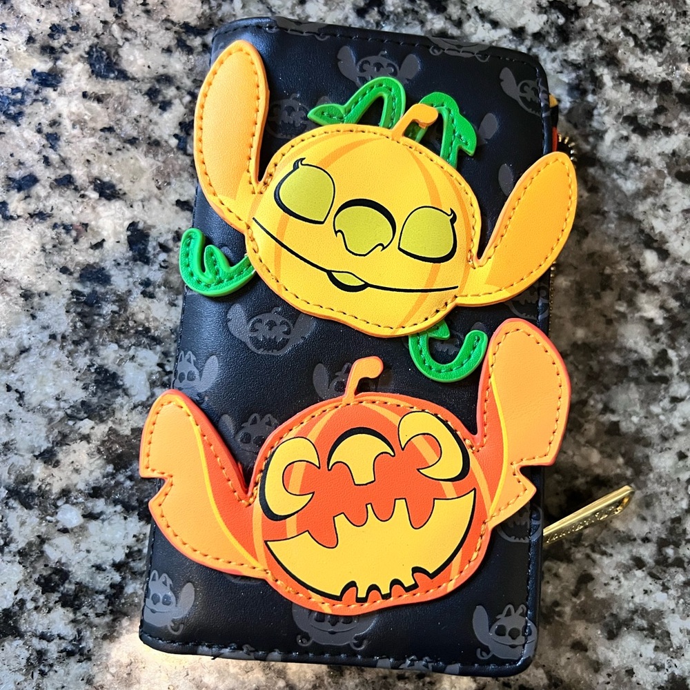 Loungefly | Stitch Glow-in-the-dark Wallet